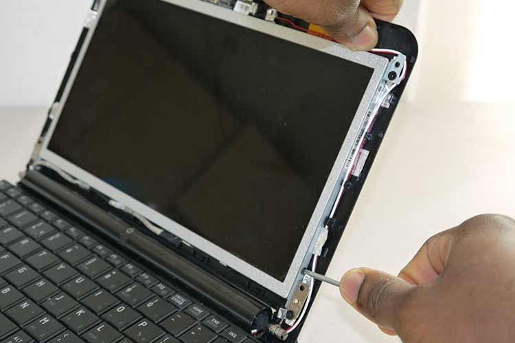 Thay màn hình laptop 24 Lưu Ý Quan Trọng Khi Thay Màn Hình Laptop