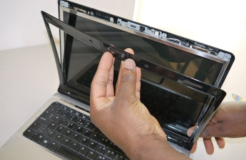 Thay màn hình laptop 23 Quy Trình Thay Màn Hình Laptop Chuyên Nghiệp Tại Sualaptop.org