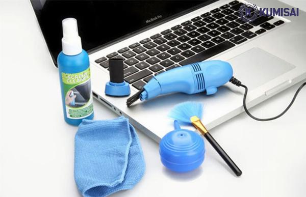 Vệ sinh bàn phím laptop bằng chổi và máy hút bụi mini